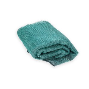 Grün-schwarzes Vogelschutznetz für Erdbeeren, 2x10m, zusammengerollt.