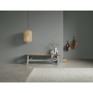 Schöner Wohnen Naturell Kreidefarbe Donnerwetter an Wand, mit Bank und Deko.