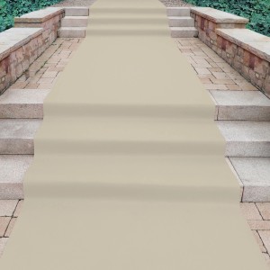 Cremefarbener Primaflor Eventteppich Podium als Musterstück auf einer Treppe im Außenbereich.