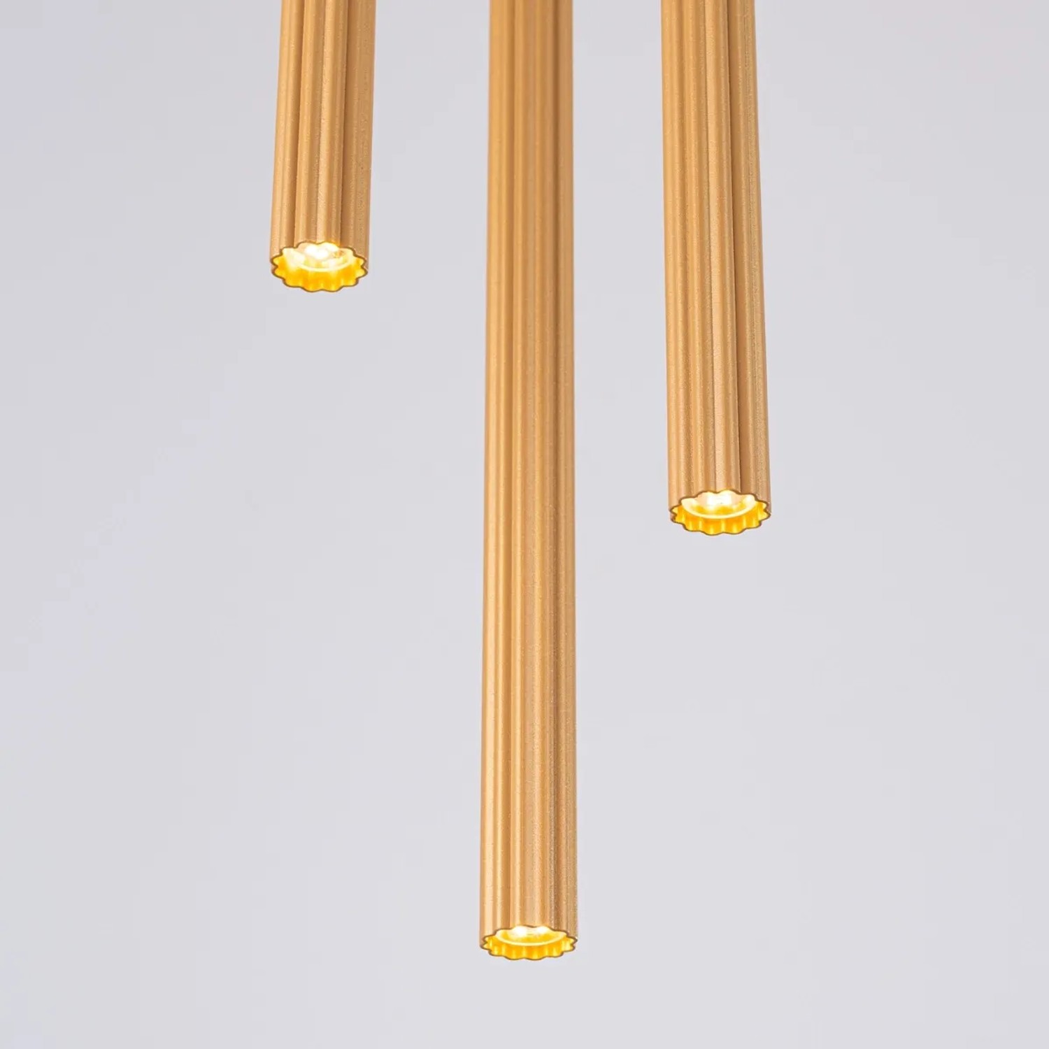 Goldene Sollux Lighting Pendelleuchte Arche 3P mit drei Lichtquellen. Moderne Lampe für Wohnzimmer, Esszimmer und Küche.