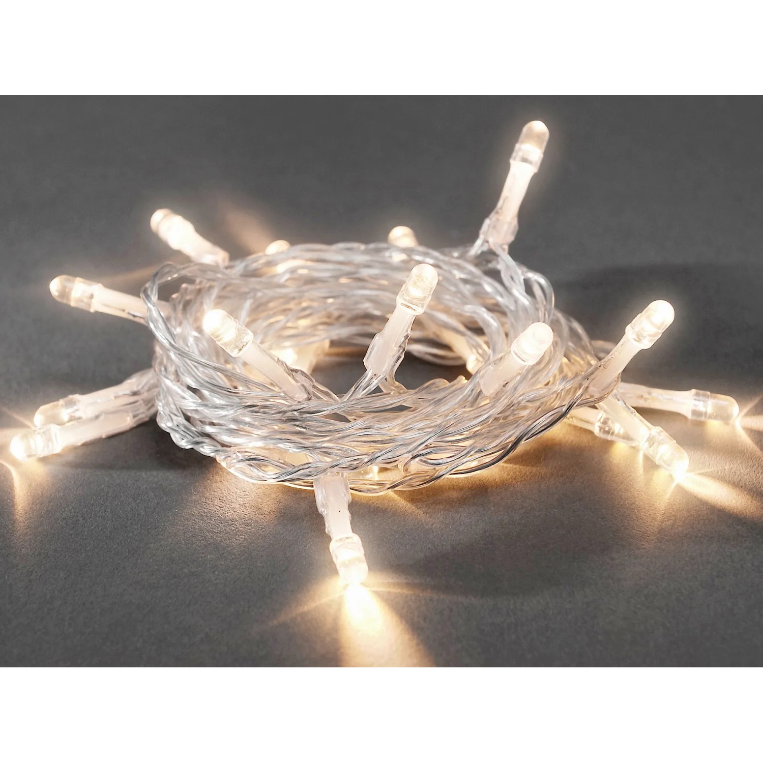 Konstsmide LED-Lichterkette mit 10 warmweißen Lichtern, batteriebetrieben für den Innenbereich.
