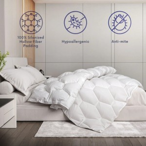 Weiße 4-Jahreszeiten-Bettdecke (210x260 cm) mit Vlies-Füllung auf einem Bett.