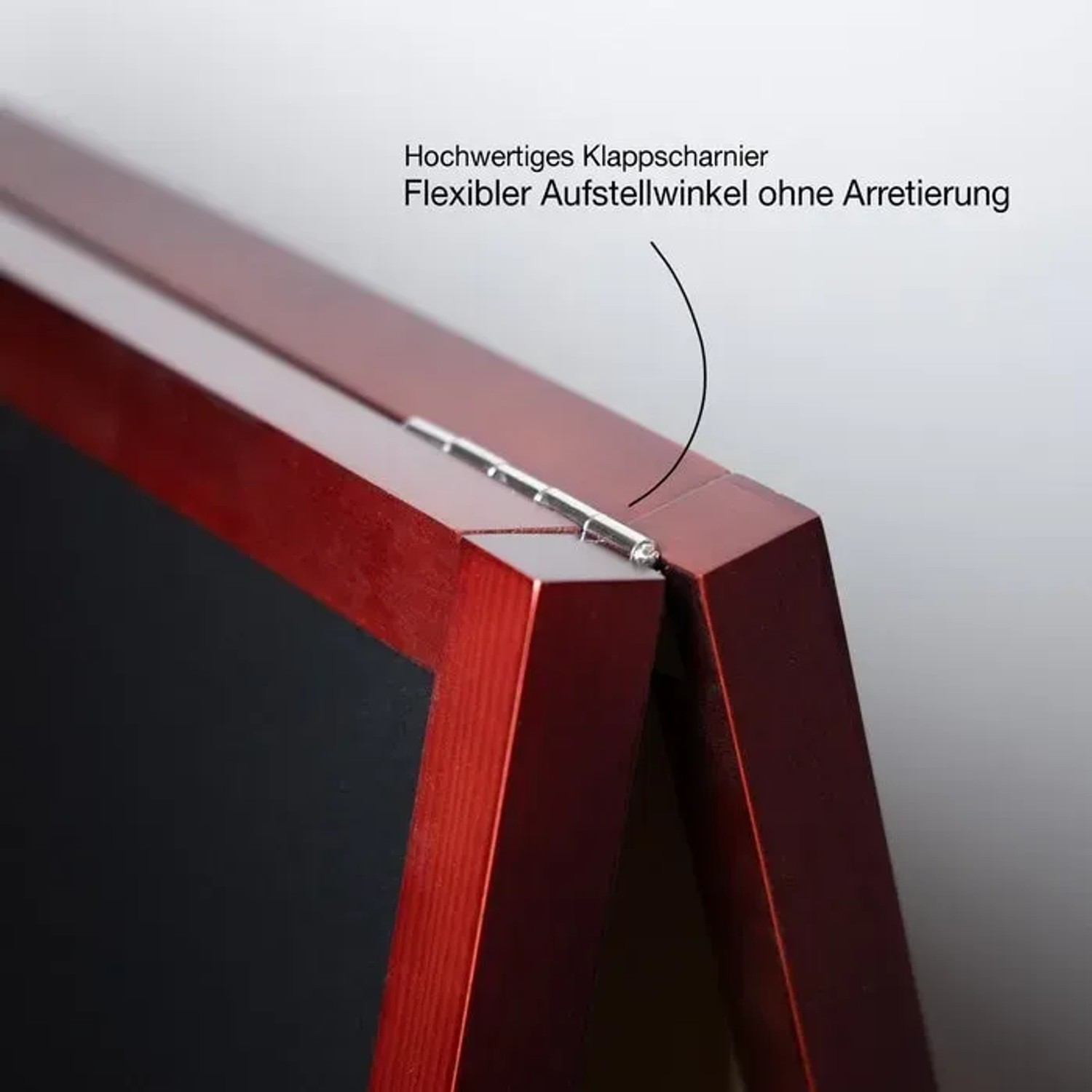 Detailaufnahme: Brauner KARAT Kundenstopper Kreidetafel mit Holzrahmen und Scharnier.