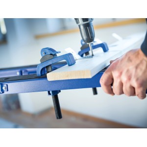 LUX Klemmhalter Comfort im Einsatz: Werkstück wird mit Akkuschrauber fixiert.
