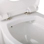 Detailaufnahme: Weißes, erhöhtes Wand-WC-Set mit offenem WC-Sitz. Spülrandloses Design.