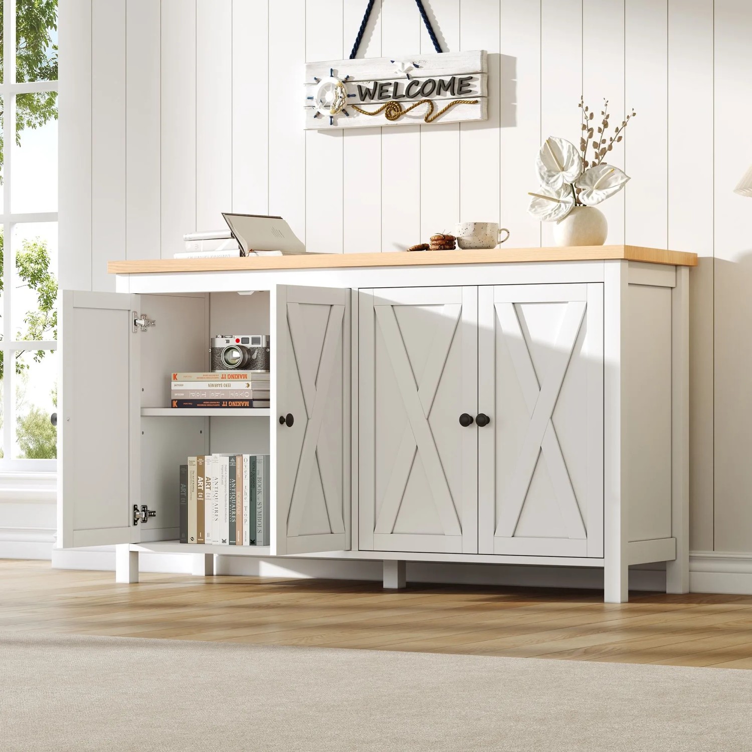 Weißes Merax Sideboard, 140x78 cm, mit heller Holzplatte und 4 Türen, zwei davon mit X-Design. Viel Stauraum für Wohnzimmer.