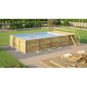 Rechteckiger Weka Holzpool mit Sonnendeck und blauem Mosaikmuster, umgeben von einer grünen Gartenlandschaft.