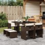 9-tlg. Garten-Essgruppe aus braunem Rattan mit Tisch, Stühlen, Hockern und cremefarbenen Kissen.