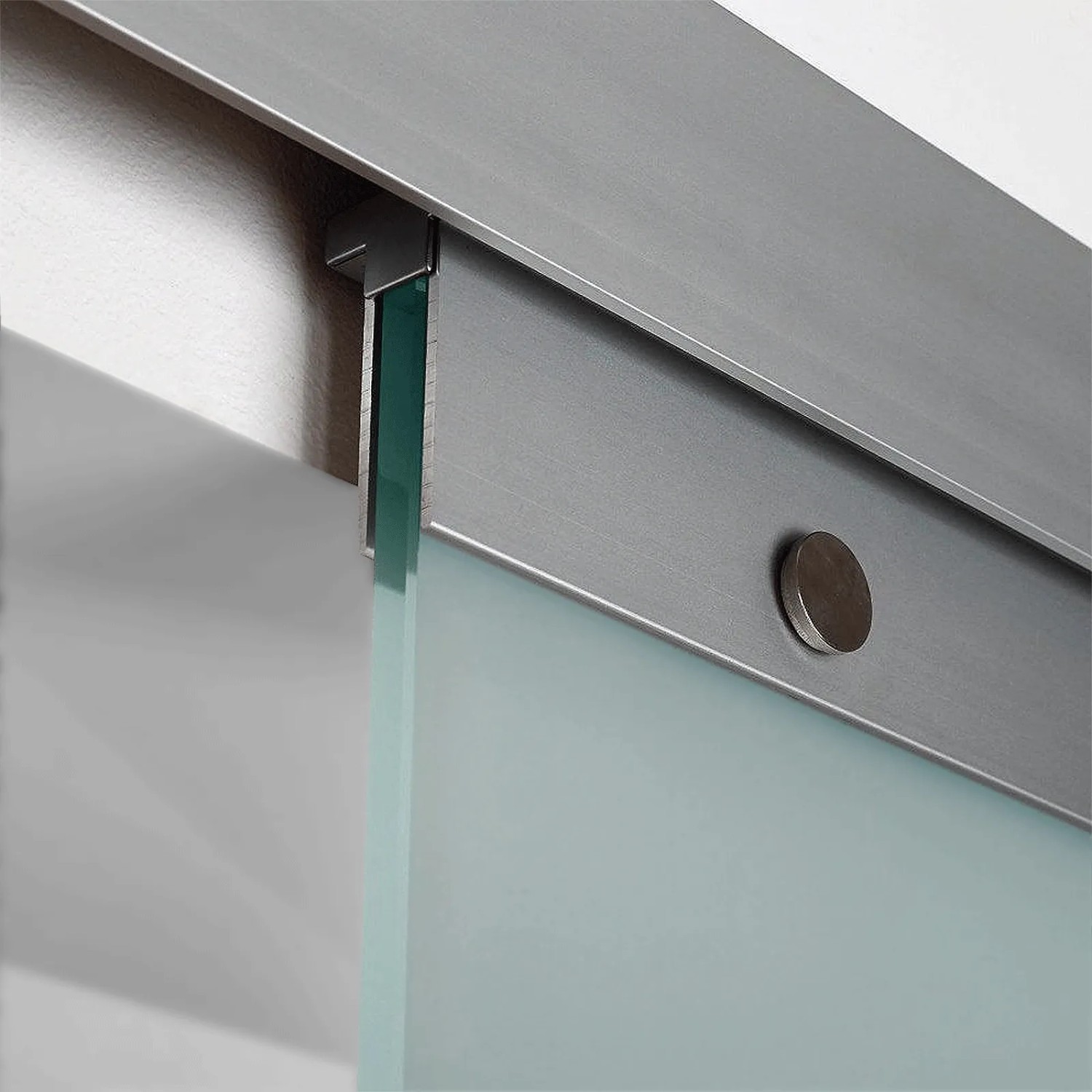 Detailaufnahme: inova Glasschiebetür, satiniert, mit Softclose. Glastür mit Beschlägen.