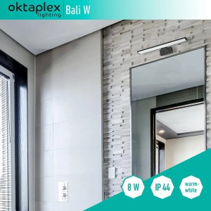 Schwarze LED Spiegelleuchte Bali 40cm von Oktaplex, warmweißes Licht im Badezimmer.