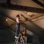 Zwei Personen renovieren einen Dachboden mit einem Ledvance LED-Arbeitslicht Worklight.