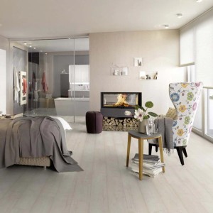 Heller Wohnraum mit Project Floors Klebe-Vinylboden Home/30 PW 3022/30 in Eichenholzoptik.