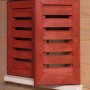 Detailaufnahme: Roter Fensterladen am Wendi Toys Kinderspielhaus. Holz mit Lamellen.