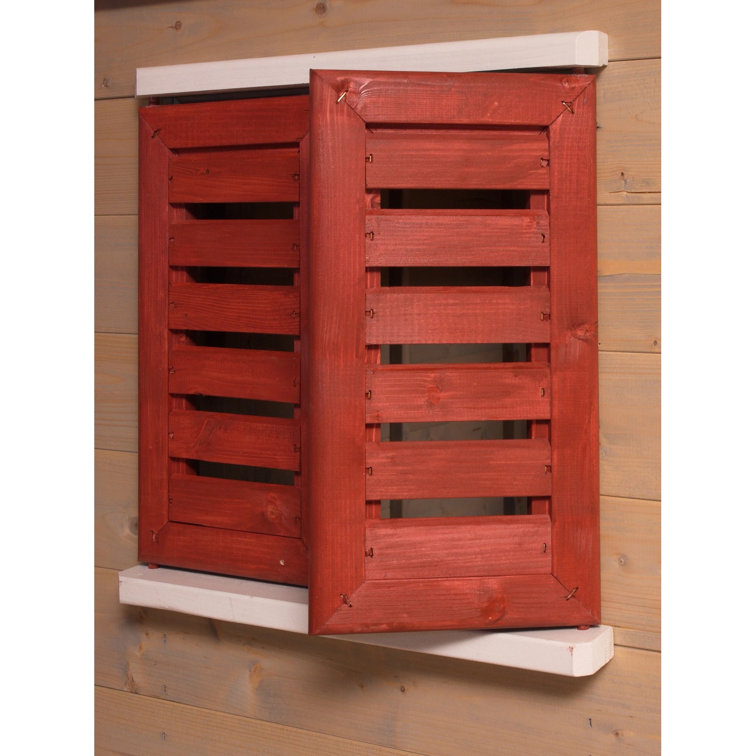 Detailaufnahme: Roter Fensterladen am Wendi Toys Kinderspielhaus. Holz mit Lamellen.