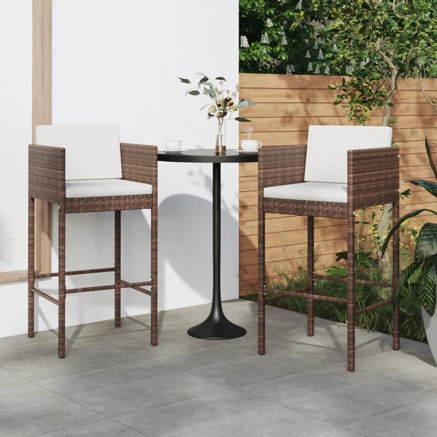 2 braune vidaXL Barhocker aus Poly Rattan mit Kissen, ideal für Garten oder Terrasse.