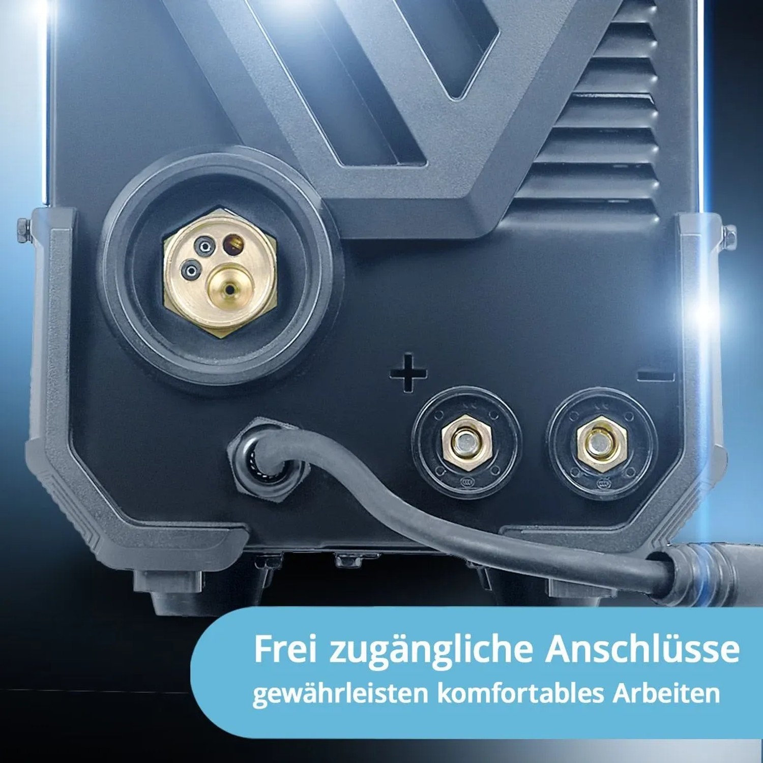 Detailansicht der robusten Anschlüsse des STAHLWERK MIG MAG 200 ST Schweißgeräts. Großer goldener Brenneranschluss, zwei MMA/ARC-Buchsen.