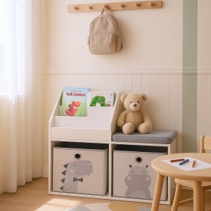 Weiße Kinderbank mit Bücherregal, grauem Sitzkissen und zwei Stoffboxen mit Tiermotiven im Kinderzimmer.