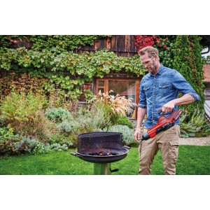 Einhell Akku-Laubbläser GE-UB 18/250 Li E im Einsatz zum Anzünden eines Grills.