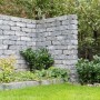 Diephaus Mauerstein Collo Basalt, graue Mauer mit Pflanzen im Garten.