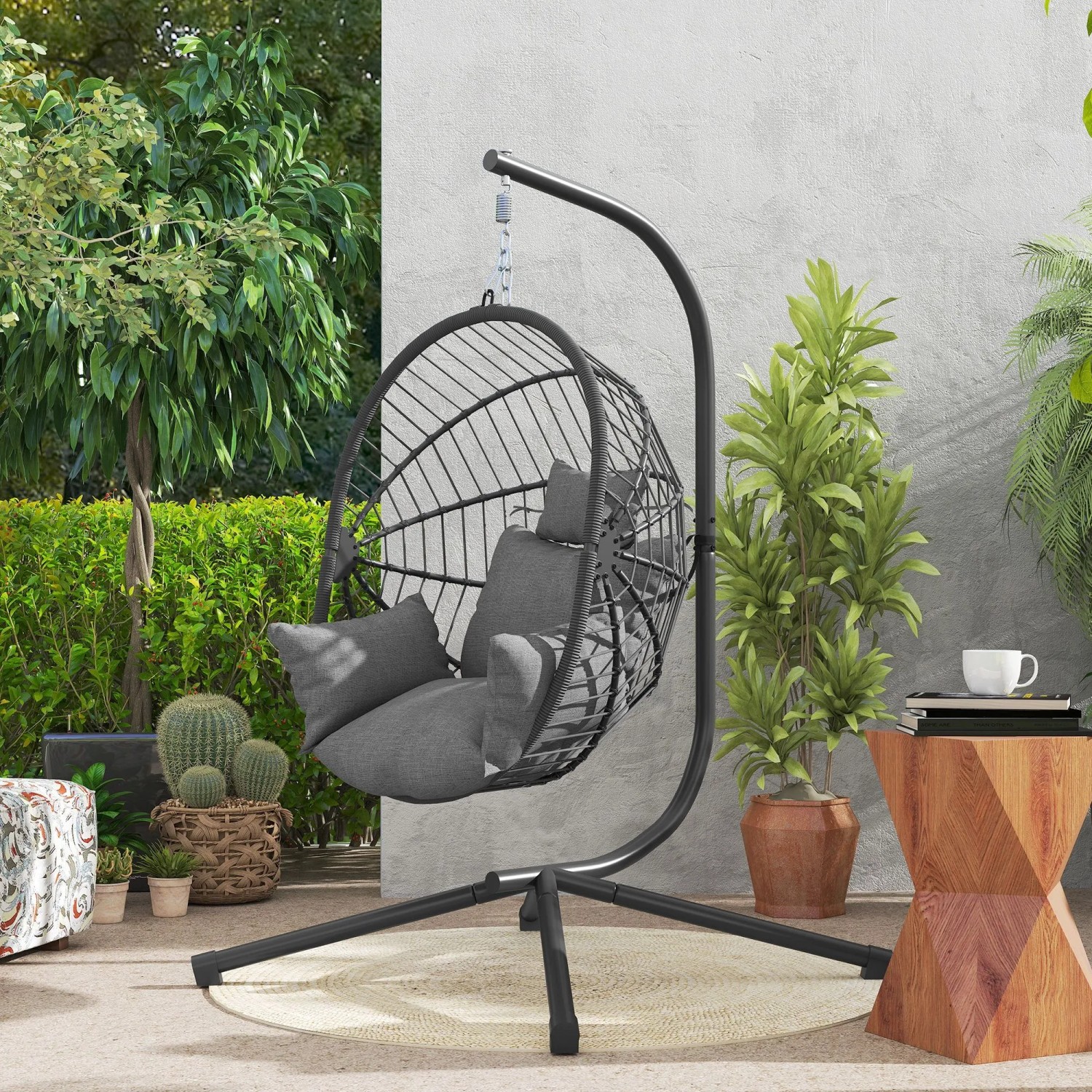 Grauer Furnicato Hängesessel mit Polster, Egg-Chair für Outdoor, 120x106x188 cm.