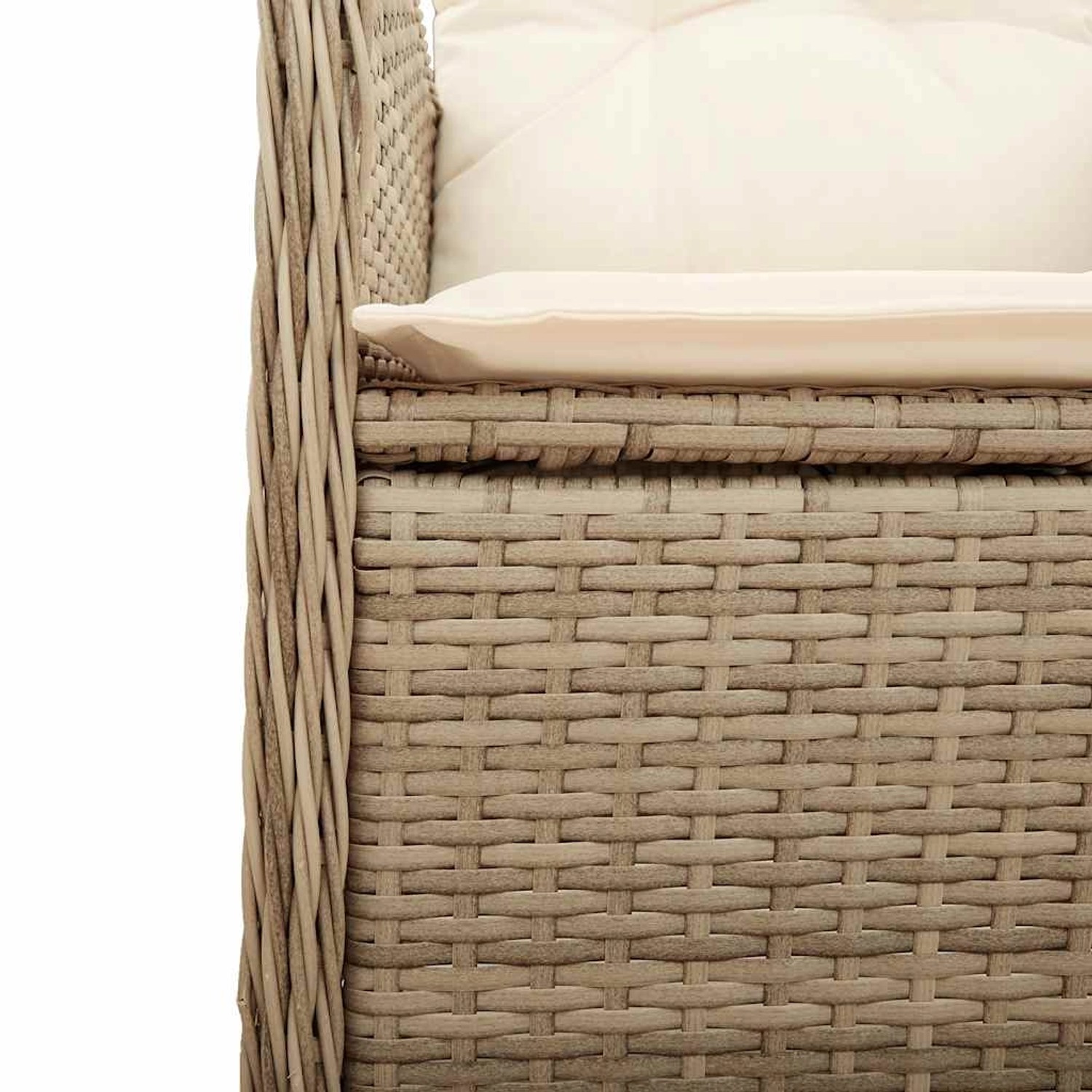 Detailansicht: Beige Poly Rattan Gartenstuhl mit cremefarbenen Kissen aus dem 3-tlg. Bistro-Set.