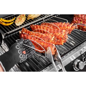 Rösle Barbecue Premium-Set: Grillhandschuh, Grillzange und Rippchen auf dem Grill.