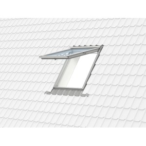 Geöffnetes, weißes Velux Klapp-Schwing-Fenster GPU MK08 im Dach.