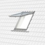 Geöffnetes, weißes Velux Klapp-Schwing-Fenster GPU MK08 im Dach.