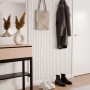 Flur mit weißem Denpanels Akustikpaneel, Konsole, Spiegel und Garderobe.