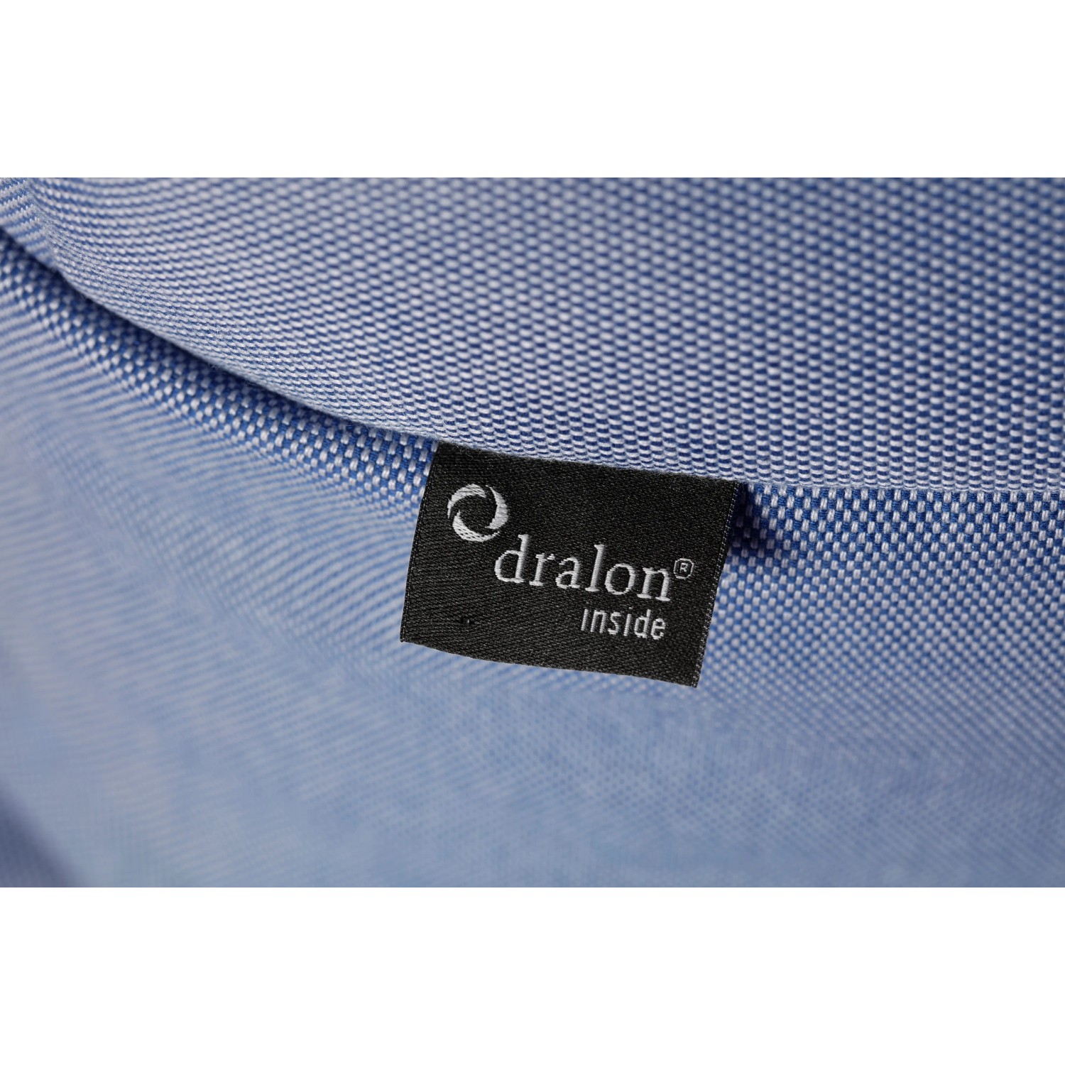 Detailaufnahme: Blaues Sitting Point Hocker Outside Gewebe mit Dralon Inside Label.