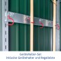 EcoStar Gerätehalter-Set im Gartenhaus: Wandschiene mit roten Gerätehaken und Gartengeräten.