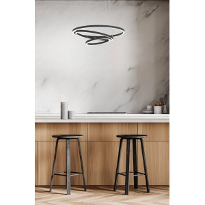 Moderne Eglo LED-Pendelleuchte Lobinero-Z, schwarz, mit drei Ringen im Wohnraum.