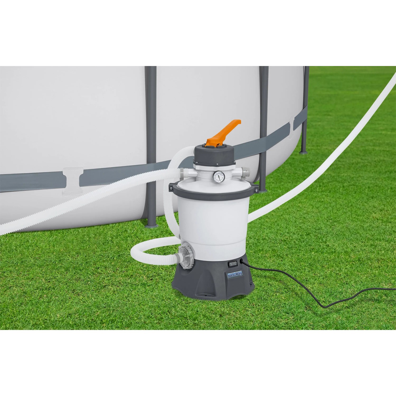 Bestway Flowclear Sandfilteranlage (3.028 l/h) neben Pool auf Rasen. Filteranlage zur Poolreinigung.