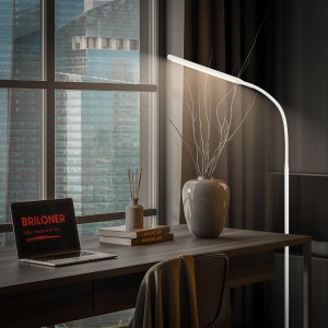 Weiße Brilo LED-Stehlampe Mura mit Touchdimmer und schwenkbarem Kopf im modernen Arbeitszimmer.
