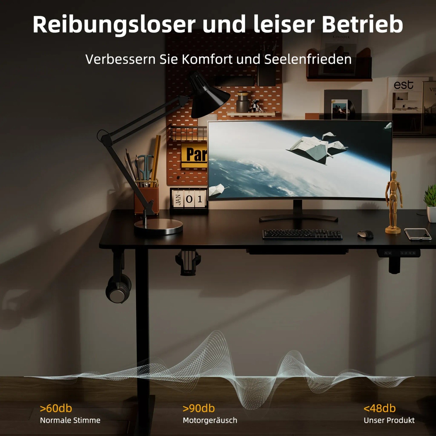Elektrisch höhenverstellbarer Schreibtisch (120x60cm) mit Zubehör und Büromaterialien.