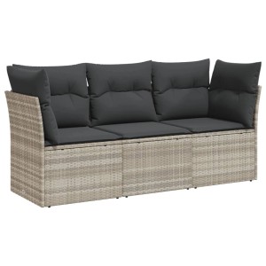 Hellgraue 3-tlg. Garten-Sofagarnitur aus Polyrattan mit grauen Kissen.