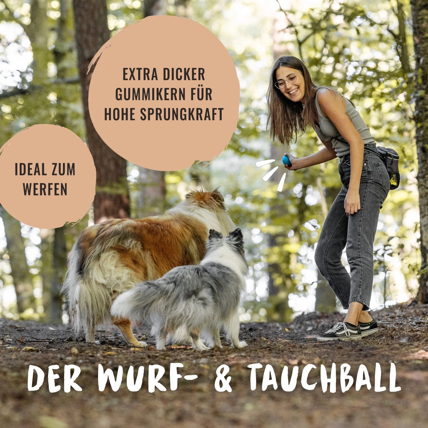 Frau wirft blauen Rudelkönig Hundeball vor zwei Hunden im Wald. Apportierspielzeug aus Naturkautschuk.