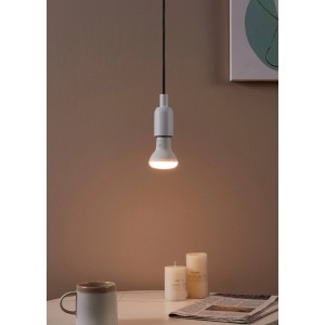 Eglo E27 LED Leuchtmittel R63, 4,4 W, Reflektorform, warmweißes Licht in Wohnraum-Szene.