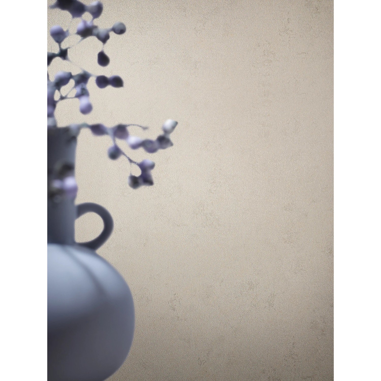 Marburg Vliestapete Papis Loveday, Struktur grau-beige, mit Vase und Dekoration.