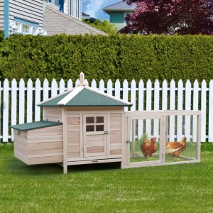 Robuster PawHut Hühnerstall aus Massivholz mit grünem Dach, Freilaufgehege und Nistkasten im Garten mit Hühnern.