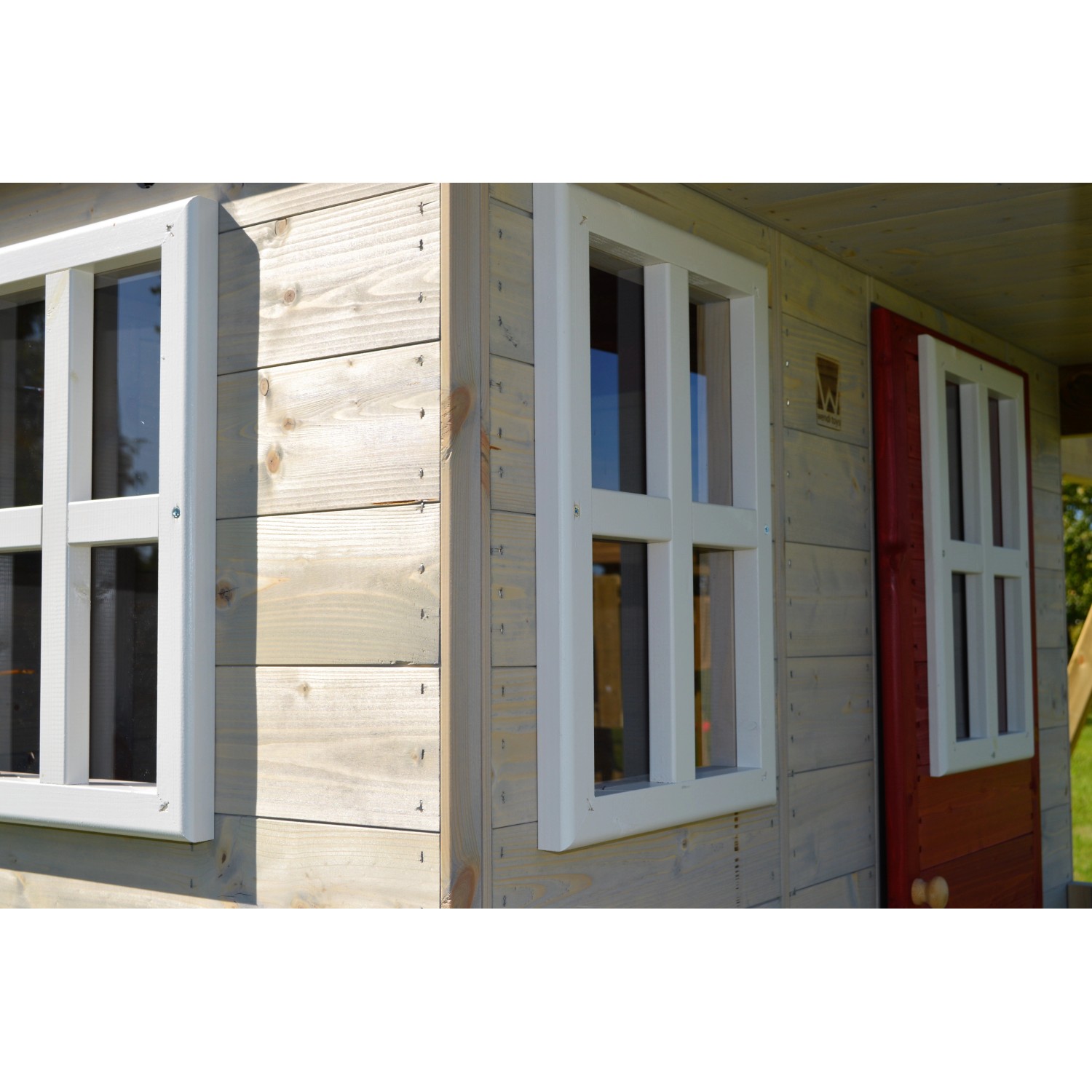 Detailansicht: Wendi Toys Kinderspielhaus Frosch mit Veranda und weißen Fenstern.