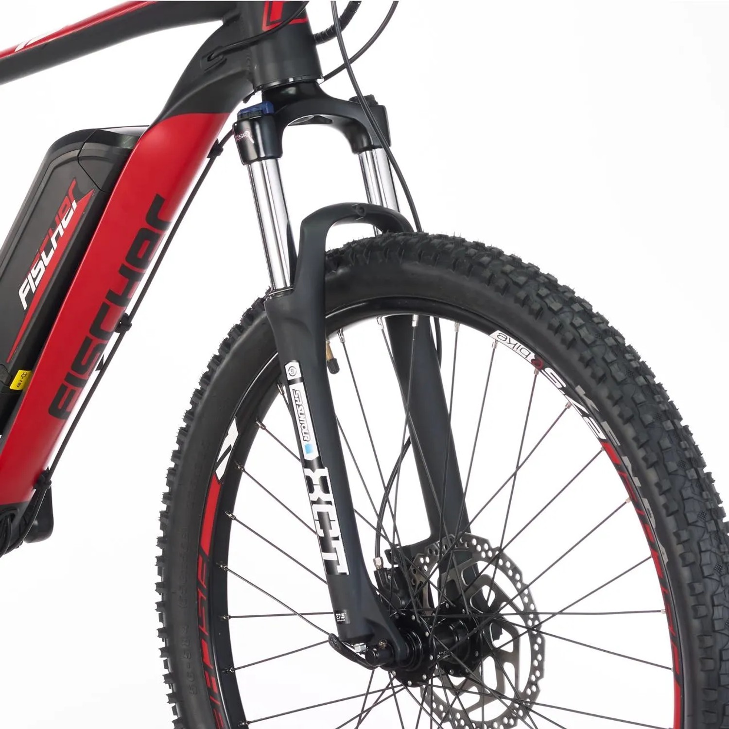 Detailaufnahme: Rotes Fischer E-Bike Mountainbike 27,5 EM 1726.1 mit Federgabel und Scheibenbremse.