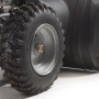 Detailaufnahme der Stiga ST 5266 P Benzin-Schneefräse: Rad mit grobem Profil und Kufen.