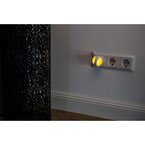 Müller-Licht LED-Nachtlicht Cursa, weiß, mit Sensor in Steckdose, warmweißes Licht.