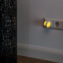 Müller-Licht LED-Nachtlicht Cursa, weiß, mit Sensor in Steckdose, warmweißes Licht.