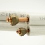 Sannover Kühlverbindung 1/4-3/8 für Klimaanlagen: zwei isolierte Kupferrohre mit Messinganschlüssen.