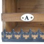 Nahaufnahme eines braunen Tannenholz Wandregals im Shabby-Look mit Keramikschild 'A' und schwarzer Metallbordüre.