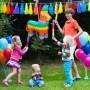 Bunte Lama-Pinata aus Papier, umgeben von spielenden Kindern auf einer Geburtstagsparty im Garten. Ideal als Partydeko.