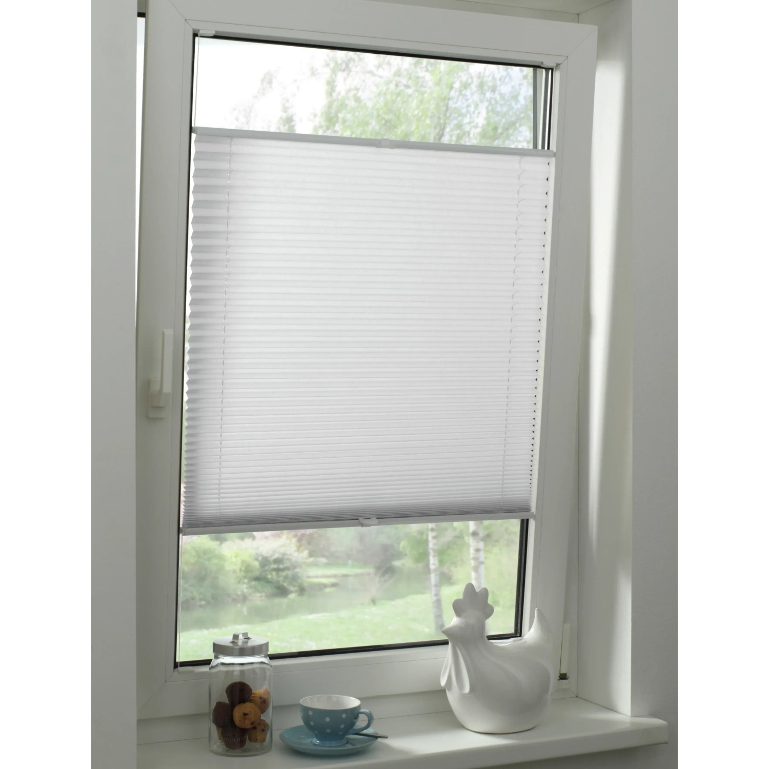 Weißes Gardinia Plissee Concept Tageslicht, flexibel verstellbar am Fenster.