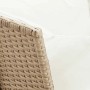 Detailaufnahme: Beige Poly Rattan Garten-Sofagarnitur mit cremeweißen Kissen.